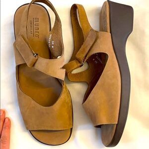 MUNRO CAMEL NUBUCK ADJUSTABLE SANDALS.  NEW